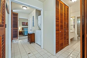 1 Schlafzimmer, Schreibtisch, Bügeleisen/Bügelbrett, Reisekinderbett
