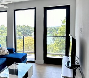 Living area - Charming 3-bed luxury condo with lake and city view, gym, pool in downtown area (Austin)