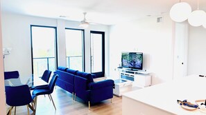 Living area - Charming 3-bed luxury condo with lake and city view, gym, pool in downtown area (Austin)