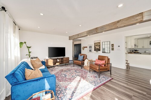 Bloom House: A cozy farmhouse for 8, set on 6 acres of forest.