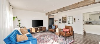 Bloom House: A cozy farmhouse for 8, set on 6 acres of forest.