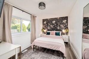 3 bedrooms, desk, iron/ironing board, travel cot