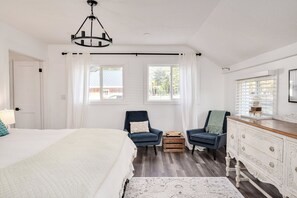 3 sovrum, skrivbord, strykjärn/strykbräda och resesäng