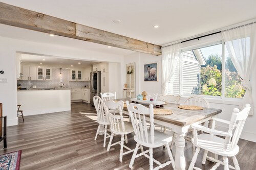 Bloom House: A cozy farmhouse for 8, set on 6 acres of forest.