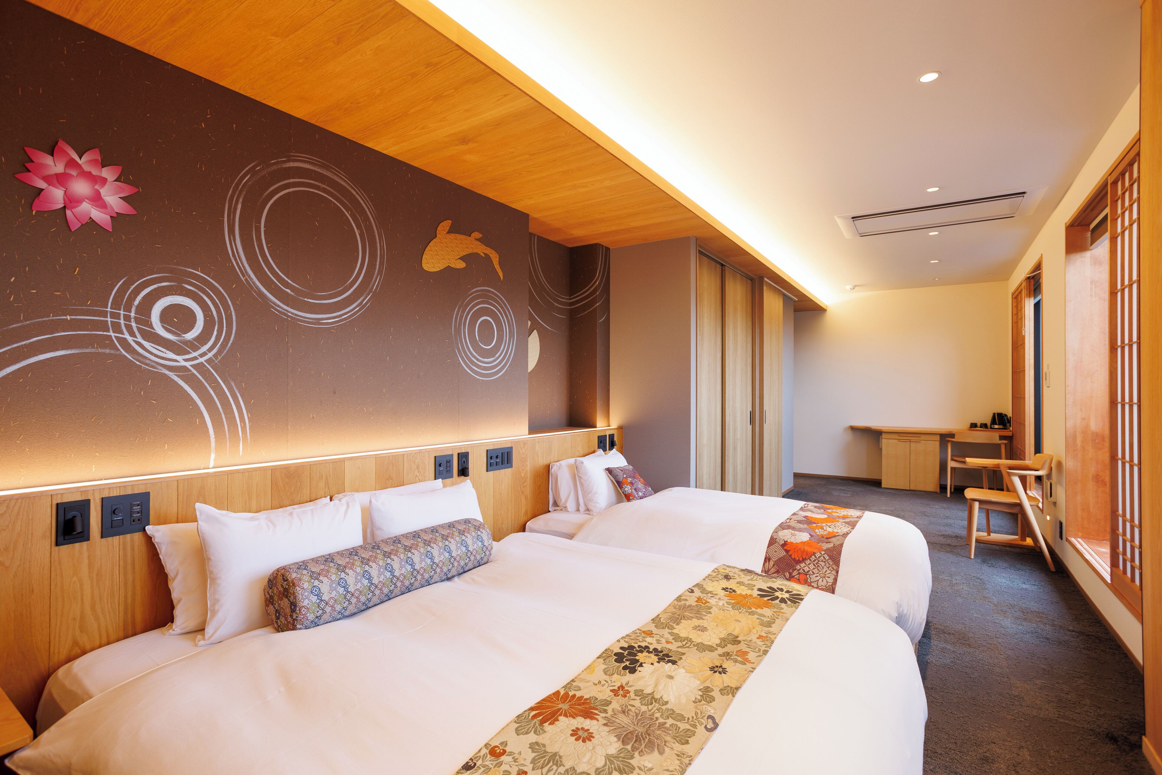 Una habitación de hotel con una cama grande, un escritorio y una silla.