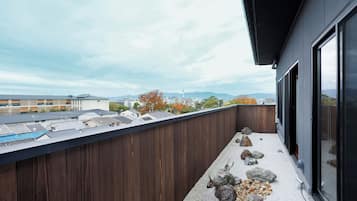 Deluxe-Dreibettzimmer | Blick auf den Garten