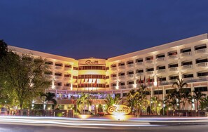 Mặt tiền nơi lưu trú - ban đêm