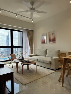 Téléviseur connecté de 55 po avec télévision numérique, livres