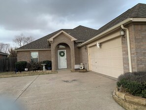 Exterior - Home in the Heart of the Dfw Entertainment District (Grand Prairie)