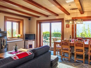 Una chimenea, un reproductor de DVD