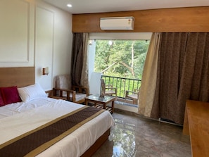 Habitación de lujo doble, vistas al río | Escritorio y espacio para trabajar con un portátil