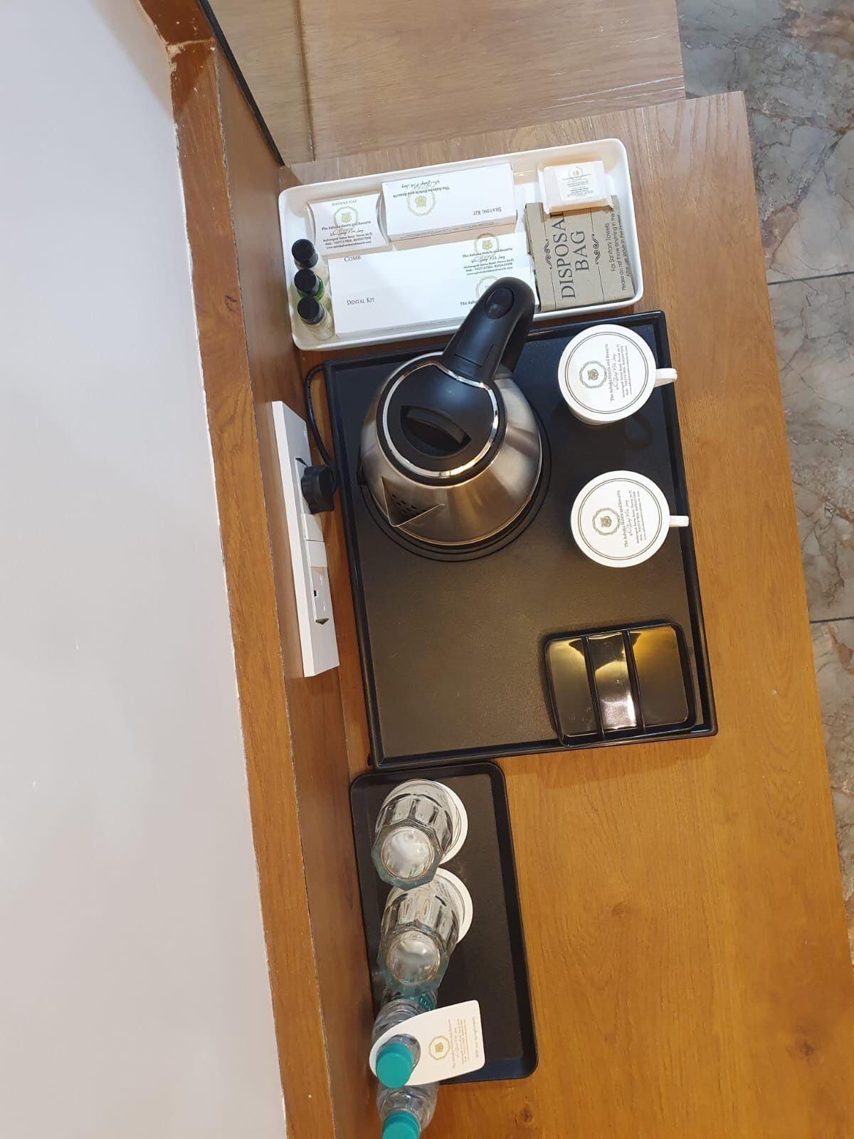 Eine Küchenarbeitsplatte mit Wasserkocher, Teetassen, einer digitalen Waage und einem Wasserspender.
