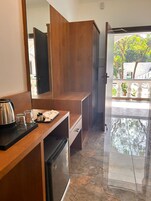 奢华双人房, 阳台, 河景 | 办公桌、笔记本电脑工作区、隔音、免费 WiFi