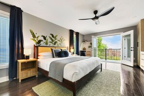 4 habitaciones, escritorio y tabla de planchar con plancha