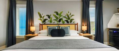 4 chambres, bureau, fer et planche à repasser, lit de bébé portatif