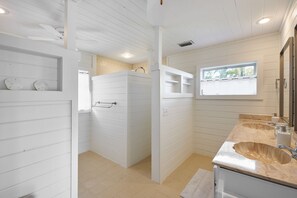 Shower, hair dryer, towels, shampoo - Charming Island Cottage in Dunes Golf Tennis Club (Sanibel)