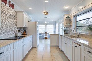 冰箱、微波炉、烤箱、炉灶