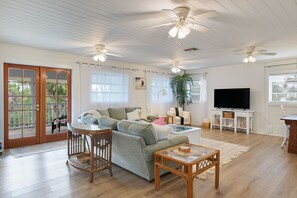 TV, offices - Charming Island Cottage in Dunes Golf Tennis Club (Sanibel)