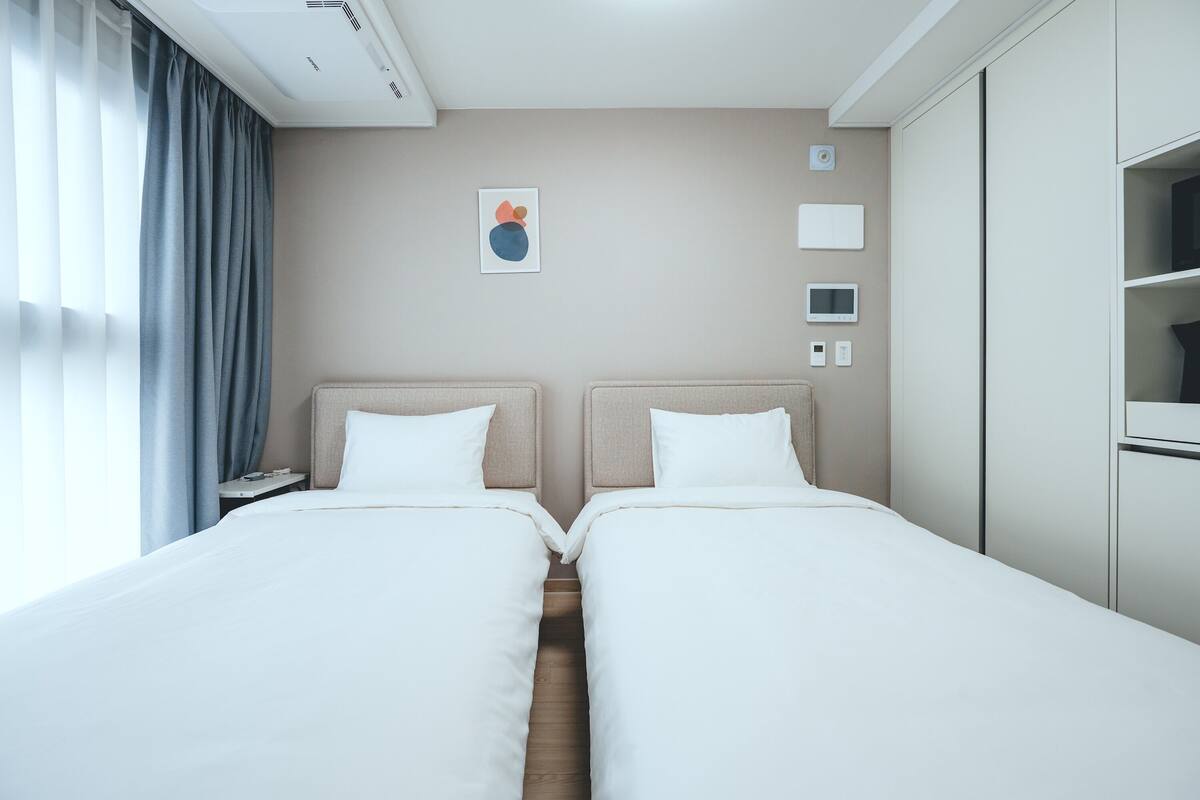 Business Twin (including lunch for 2) | ห้องเก็บเสียง, เตารีด/โต๊ะรีดผ้า, Wi-Fi ฟรี