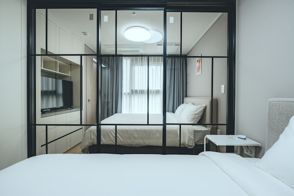 Sistema de insonorización, wifi gratis y acceso para silla de ruedas