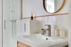Bathroom - Modern Studio for 2 People (Paris)