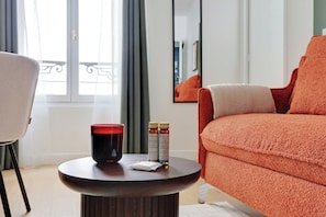 Living area - Modern Studio for 2 People (Paris)