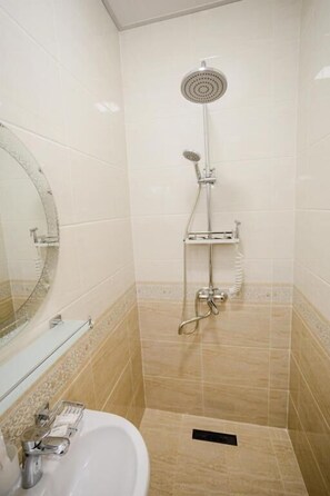 Deluxe Double Room | Bathroom | Shower, slippers, towels, soap - Mahalla Old City (Samarkand)