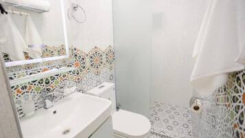 Luxury Double Room | Bathroom | Shower, slippers, towels, soap