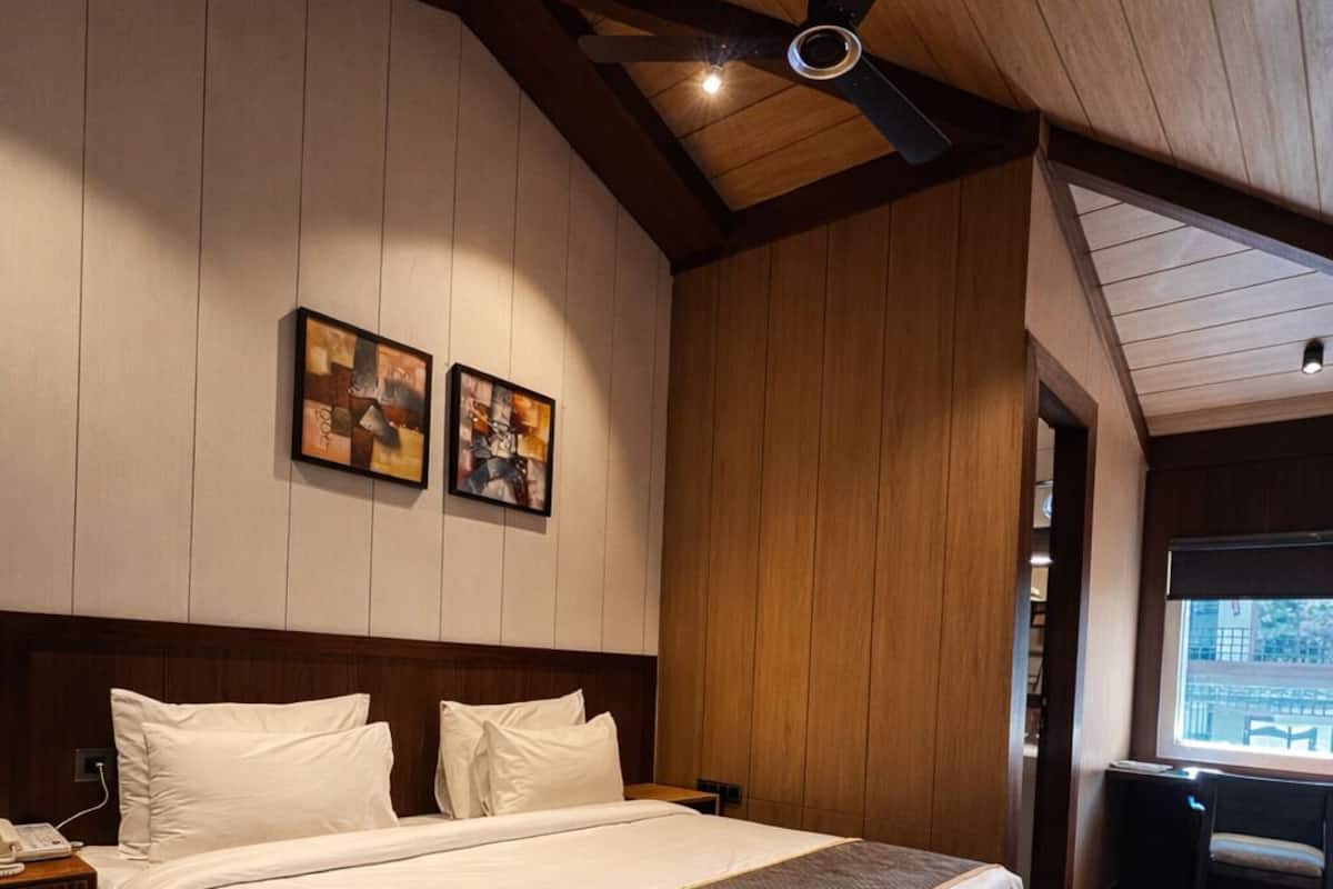 خزنة داخل الغرفة ومكتب ومكواة/لوح كي وواي فاي مجانًا