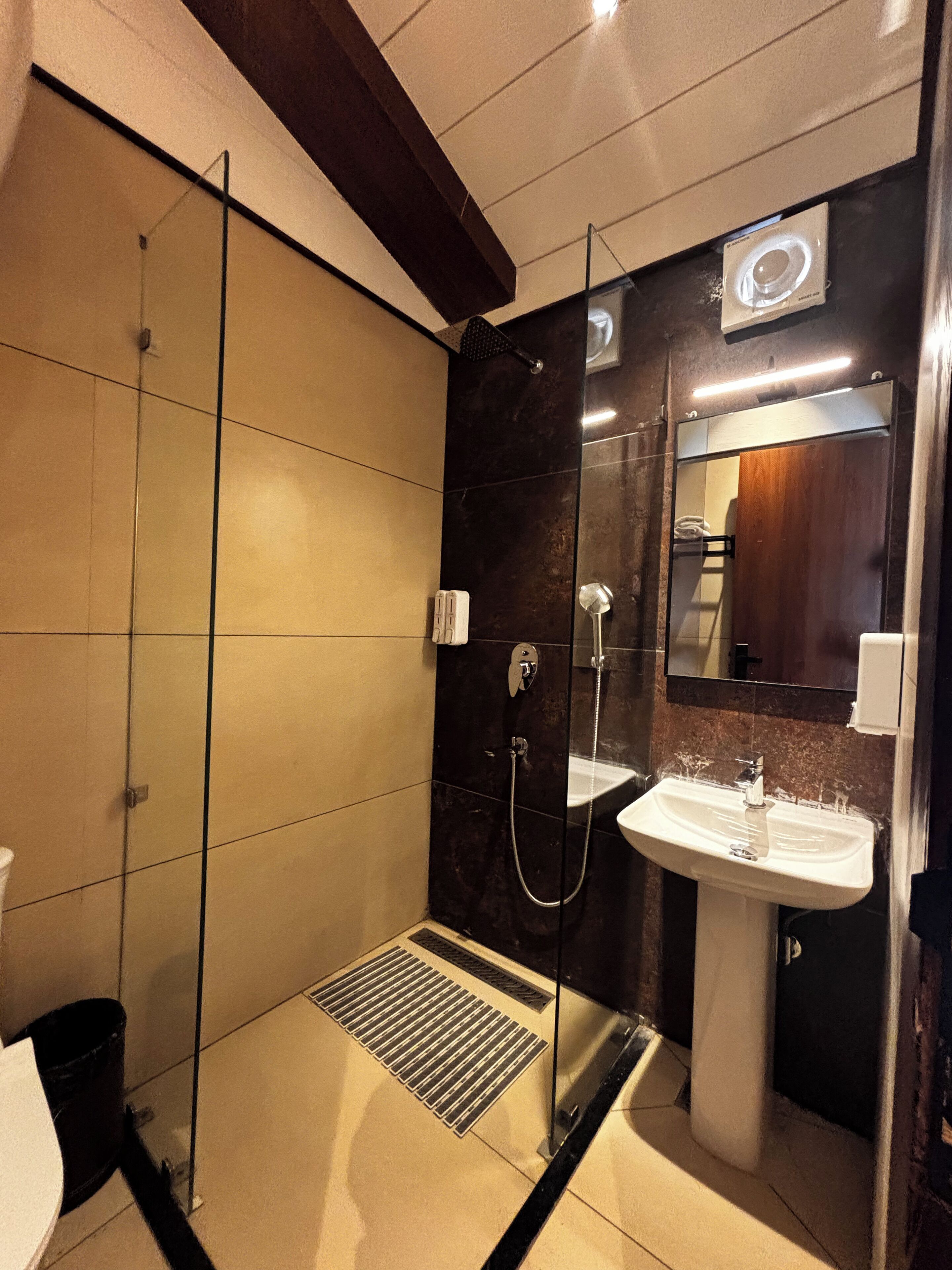 Club Room | Bathroom | Hair dryer, slippers, towels, soap