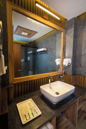 Habitación Deluxe doble | Baño | Secador de pelo, zapatillas, toallas y jabón