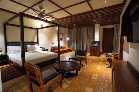 Caja de seguridad en la habitación y escritorio