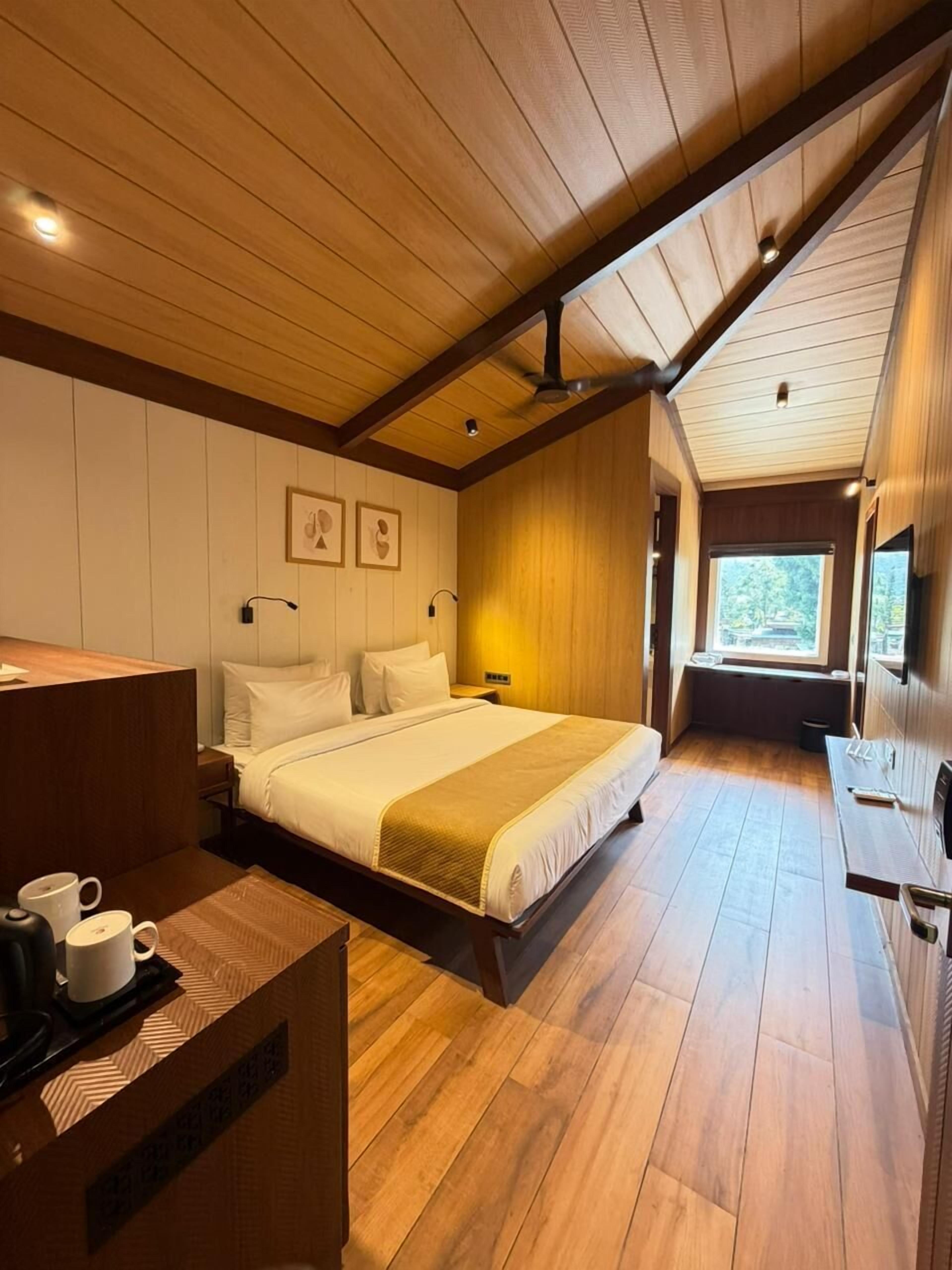 Club Room | Peti besi dalam bilik, meja, seterika/papan seterika, Wi-fi percuma 