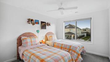 3 bedrooms, iron/ironing board, bed sheets