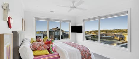 3 bedrooms, iron/ironing board, bed sheets
