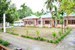 Laptop workspace, free WiFi, bed sheets - Deep Sea Resort (Port Blair)