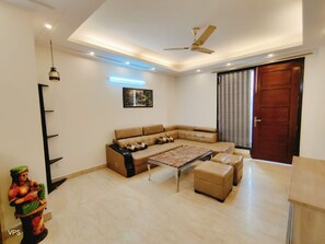 Smart TV - 5 minutes to the PVR Anupam (New Delhi)