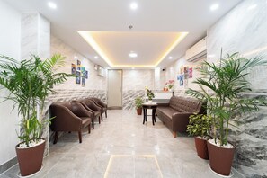 Reception - Collection O Madam Cuc Bui Vien Hotel (Ho Chi Minh City)