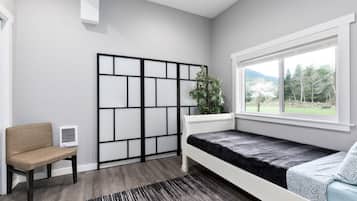 5 bedrooms, in-room safe, desk, travel cot