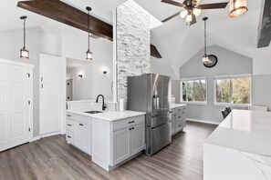 Kühlschrank, Mikrowelle, Ofen, Herdplatte