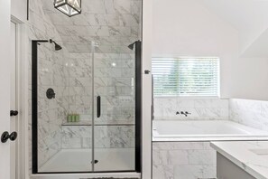 Douche, baignoire Ă jets, sĂšche-cheveux
