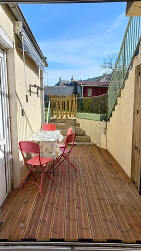 Cosy apartment in the heart of a lively village classified as a "petite cité de caractère". 