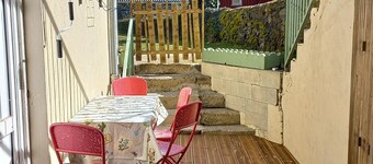 Cosy apartment in the heart of a lively village classified as a "petite cité de caractère". 