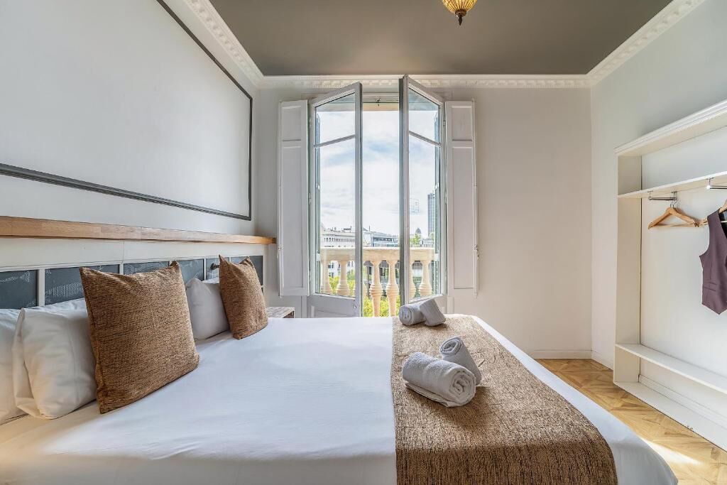 6 sovrum, värdeförvaringsskåp på rummet och skrivbord