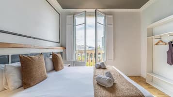 6 sovrum, vÀrdeförvaringsskÄp pÄ rummet och skrivbord