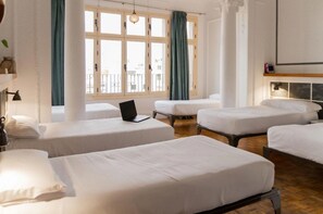 6 soverom, safe på rommet, skrivebord og strykejern/-brett