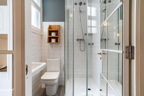 Dusj, hårføner, håndklær og såpe