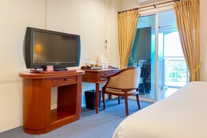 Quarto solteiro luxo, vista para a colina | Escrivaninha, Wi-Fi de cortesia