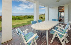Outdoor dining - Seafront 5-bedroom house in Hermanus (Hermanus)
