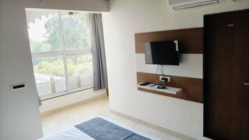 Deluxe Room, 1 King Bed, Hill View